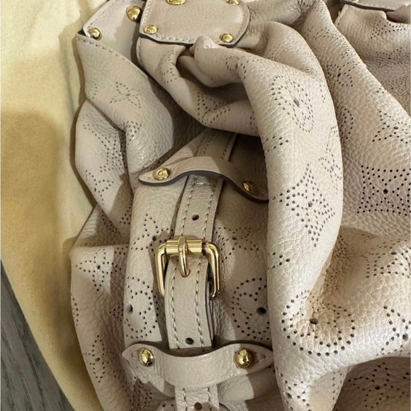 Louis Vuitton - Mahina L Sable Taupe Leather Hobo Bag (100% authentic) / SOLD - Picture 4 of 5